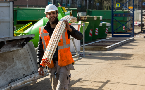 Installateur op bouwplaats