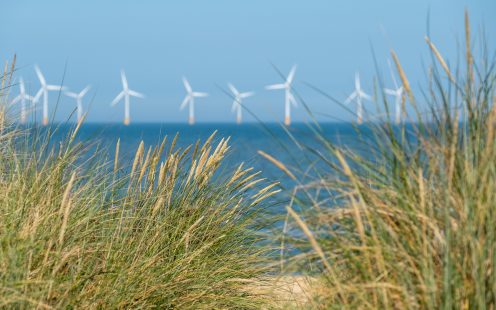 Scroby Sands Wind Farm gelegen in de Noordzee voor de kust van Norfolk in de verte