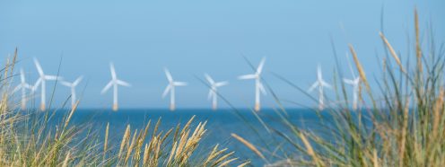 Scroby Sands Wind Farm gelegen in de Noordzee voor de kust van Norfolk in de verte