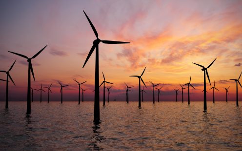 Offshore windturbinepark bij zonsondergang