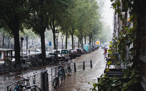 Regenachtige straat in Amsterdam
