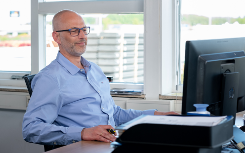 Collega aan het werk achter computer