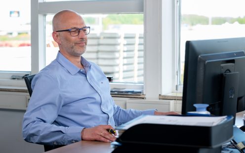 Collega aan het werk achter computer