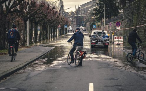Overstroomde straat met fietsers