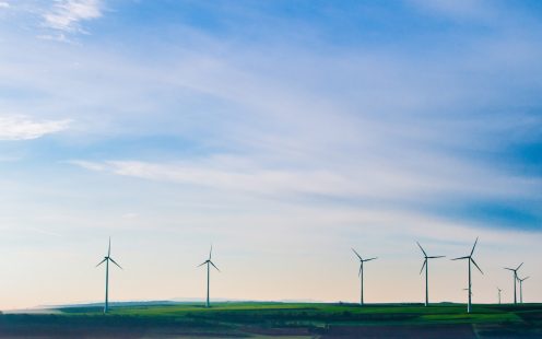 Windmolens met blauwe lucht