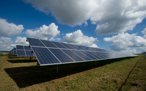 Zonnepanelen in groot veld